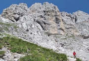 68 Ormai fuori dai tratti attrezzati, ecco le bastionate della Presolana...